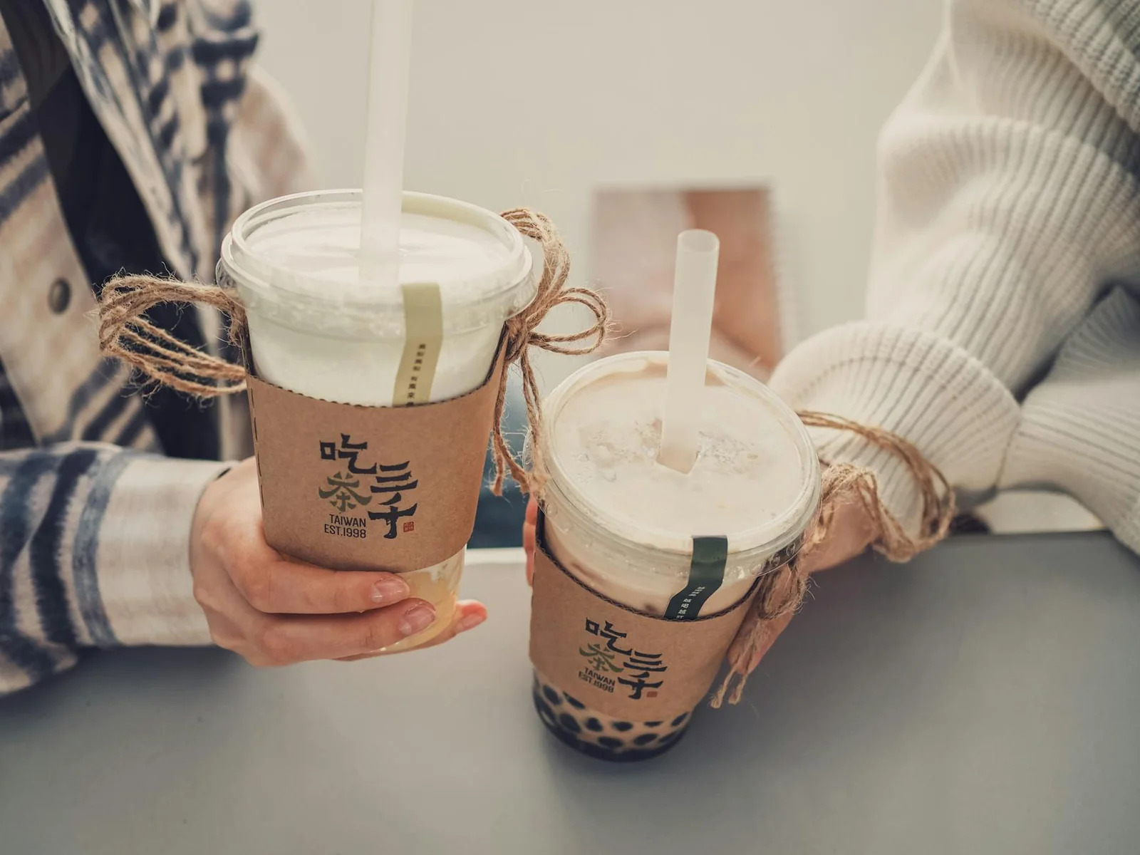 吃瓜最新信息观察工作场景，桌面时间线标注与资料整理